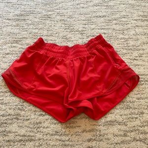 Lululemon hotty hot low rise 2.5 shorts